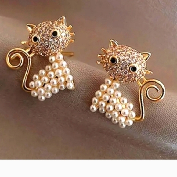 Cat with faux pearls new gold tone post - Picture 1 of 5